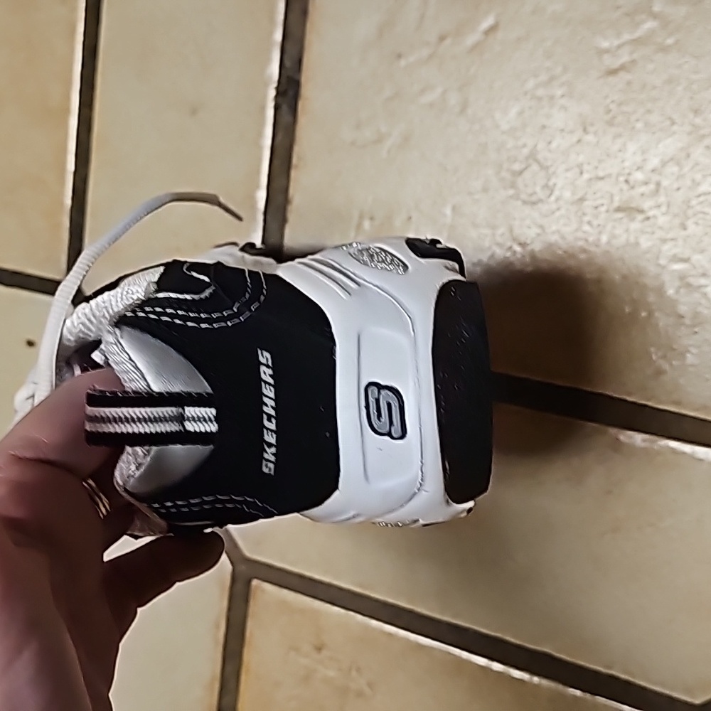 Sketchers Memory Foam Size 7 In Black And White. … - image 8